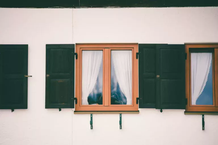 Pielęgnacja i konserwacja okien drewnianych. Praktyczne porady dla właścicieli domów.